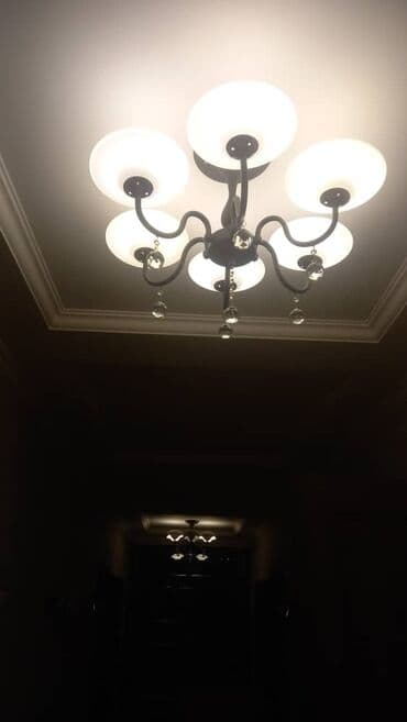 Потолочная люстра с шестью плафонами и декоративными подвесами - Тип at lalafo.kg Потолочная люстра с шестью плафонами и декоративными подвесами - Тип