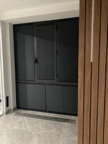 Чёрные жалюзи, установленные на окне. Подходят для регулировки at lalafo.kg Чёрные жалюзи, установленные на окне. Подходят для регулировки