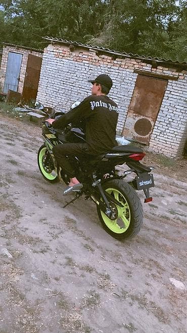 Спортбайк Kawasaki, 200 куб. см, Бензин, Взрослый, Б/у at lalafo.kg Спортбайк Kawasaki, 200 куб. см, Бензин, Взрослый, Б/у