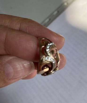 Золотое кольцо с ажурным узором и дорожкой фианитов, 2,12 гр - at lalafo.kg Золотое кольцо с ажурным узором и дорожкой фианитов, 2,12 гр -