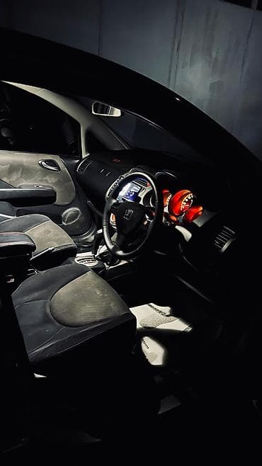 Honda Fit: 2005 г., 1.5 л, Вариатор, Бензин, Хэтчбэк at lalafo.kg — 8 Honda Fit: 2005 г., 1.5 л, Вариатор, Бензин, Хэтчбэк — 8