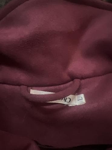 Бордовая женская куртка-косуха из мягкого материала (под замшу). - at lalafo.kg Бордовая женская куртка-косуха из мягкого материала (под замшу). -