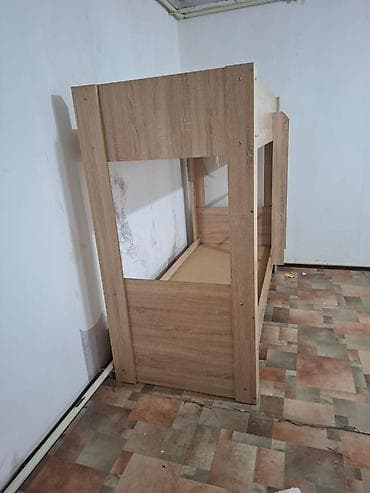 Двухъярусная кровать из ЛДСП в цвете «дуб» с вертикальной лестницей at lalafo.kg Двухъярусная кровать из ЛДСП в цвете «дуб» с вертикальной лестницей