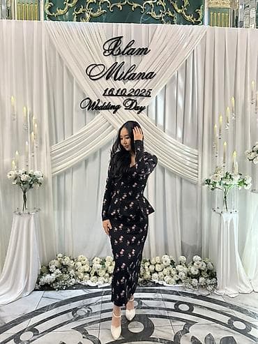 Платье женское нарядное в цветочный принт - Цвет: черный с мелкими at lalafo.kg Платье женское нарядное в цветочный принт - Цвет: черный с мелкими