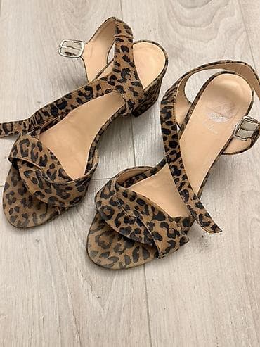 Женские сандалии на устойчивом каблуке с леопардовым принтом at lalafo.kg Женские сандалии на устойчивом каблуке с леопардовым принтом