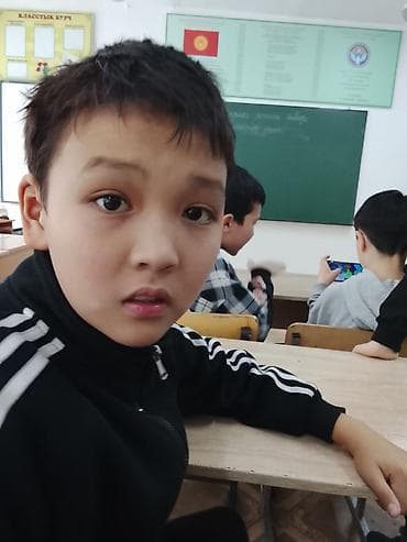 Представляем детскую черную куртку с белыми полосами, идеально at lalafo.kg Представляем детскую черную куртку с белыми полосами, идеально