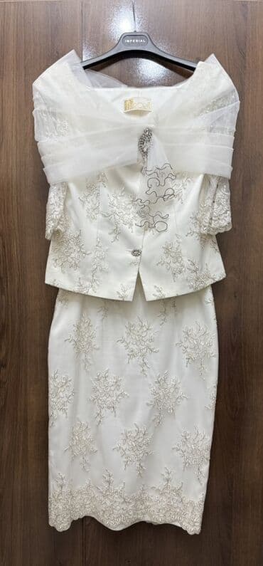 Нарядный комплект в молочно-белом цвете: платье-футляр с кружевной at lalafo.kg Нарядный комплект в молочно-белом цвете: платье-футляр с кружевной