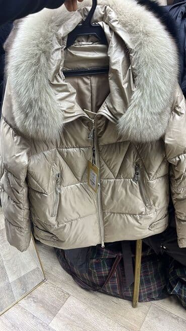 Женская зимняя куртка-пуховик с натуральным пушистым мехом на at lalafo.kg Женская зимняя куртка-пуховик с натуральным пушистым мехом на