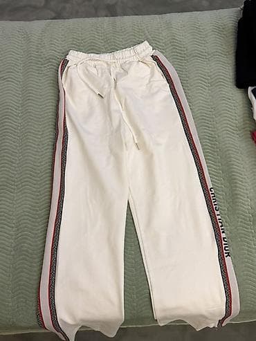Белые спортивные штаны с лампасами. - Цвет: молочный/белый. - at lalafo.kg Белые спортивные штаны с лампасами. - Цвет: молочный/белый. -