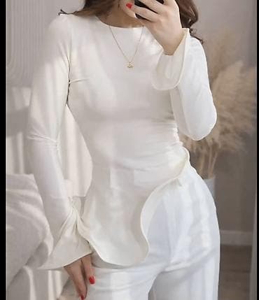 Белая блуза с длинными рукавами и фигурным баском. - Силуэт at lalafo.kg Белая блуза с длинными рукавами и фигурным баском. - Силуэт