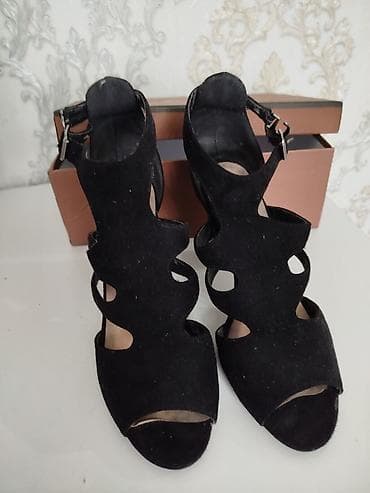 Женские босоножки на каблуке - Цвет: черный - Материал верха: замша at lalafo.kg Женские босоножки на каблуке - Цвет: черный - Материал верха: замша