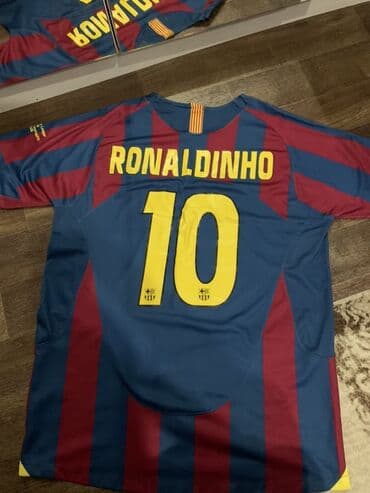 Игровая футболка ФК Барселона с именем и номером Роналдиньо (10) at lalafo.kg Игровая футболка ФК Барселона с именем и номером Роналдиньо (10)