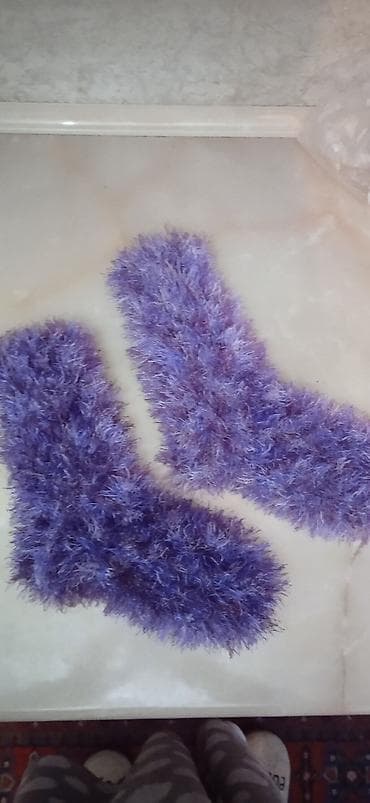 Пушистые носки ручной работы на 37 - 38 размеры. есть такие маленького at lalafo.kg Пушистые носки ручной работы на 37 - 38 размеры. есть такие маленького