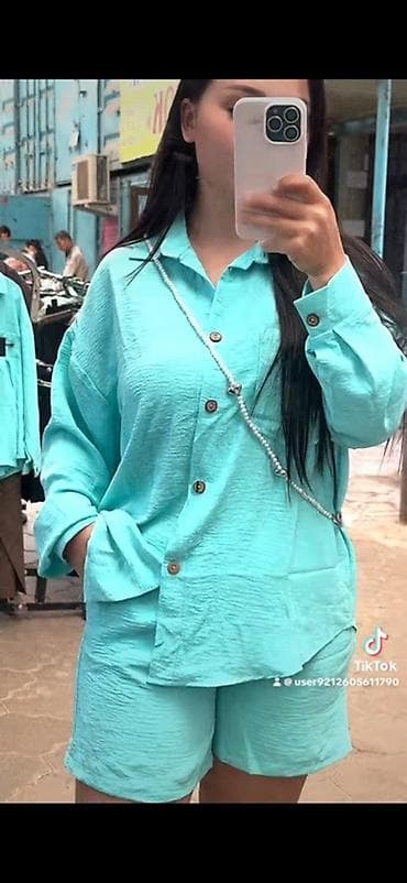 Женский летний комплект из двух предметов: свободная рубашка + шорты at lalafo.kg Женский летний комплект из двух предметов: свободная рубашка + шорты