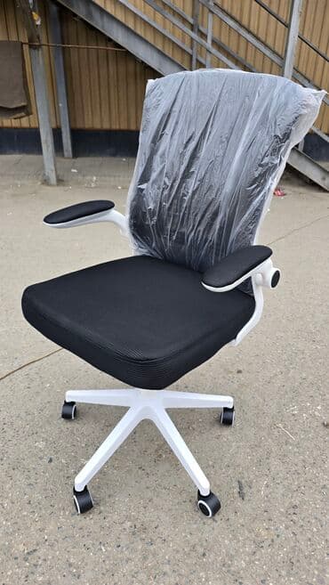 Офисные стулья: Удобное офисное кресло с белым каркасом и черным сиденьем. Спинка at lalafo.kg — 1 Офисные стулья: Удобное офисное кресло с белым каркасом и черным сиденьем. Спинка — 1