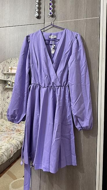 Платье мини с длинными рукавами и поясом - Фасон: расклёшенное мини at lalafo.kg Платье мини с длинными рукавами и поясом - Фасон: расклёшенное мини