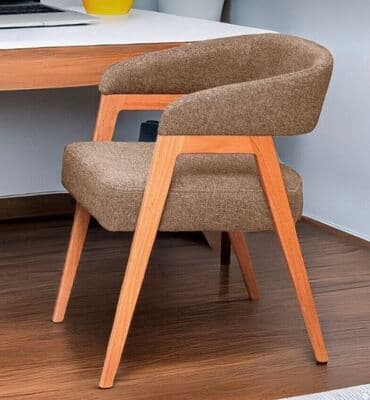 Кресло с изогнутыми подлокотниками и деревянным каркасом, обитое at lalafo.kg Кресло с изогнутыми подлокотниками и деревянным каркасом, обитое