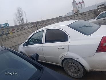 Белый седан компакт-класса. 4 двери, тонированные задние стекла at lalafo.kg Белый седан компакт-класса. 4 двери, тонированные задние стекла