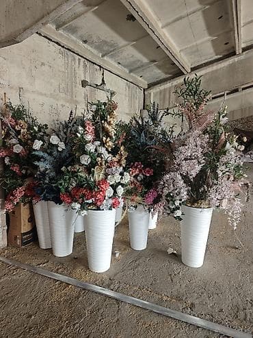 Высокие напольные композиции из искусственных цветов в белых вазонах at lalafo.kg Высокие напольные композиции из искусственных цветов в белых вазонах