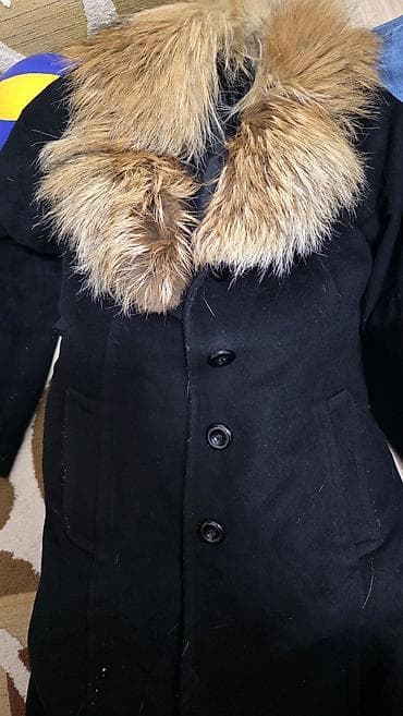 Женское зимнее пальто с меховым воротником - Цвет: черный - Застежка at lalafo.kg Женское зимнее пальто с меховым воротником - Цвет: черный - Застежка