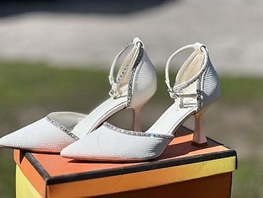 Белые женские туфли-лодочки на каблуке - Фасон: закрытый острый мыс at lalafo.kg Белые женские туфли-лодочки на каблуке - Фасон: закрытый острый мыс