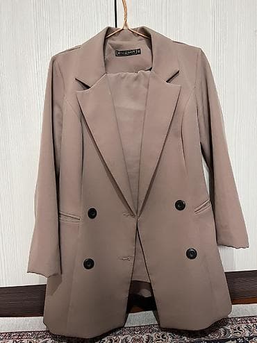 Женский двубортный пиджак Elegant - Цвет: тёплый бежево-какао (тауп) at lalafo.kg Женский двубортный пиджак Elegant - Цвет: тёплый бежево-какао (тауп)