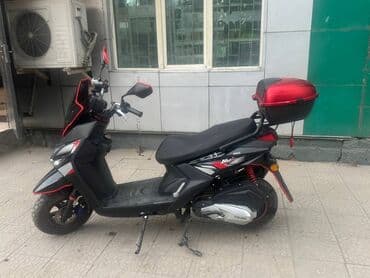 Скутер в спортивном стиле, выполненный в черном цвете с красными at lalafo.kg Скутер в спортивном стиле, выполненный в черном цвете с красными