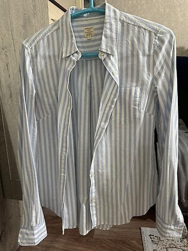 Рубашка в полоску с длинным рукавом. - Цвет: светло‑голубые и белые at lalafo.kg Рубашка в полоску с длинным рукавом. - Цвет: светло‑голубые и белые