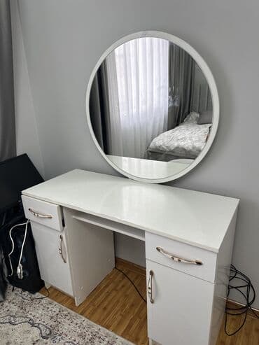 Комод для одежды, Б/у, С зеркалом, Другой материал, цвет - Белый, Самовывоз at lalafo.kg Комод для одежды, Б/у, С зеркалом, Другой материал, цвет - Белый, Самовывоз