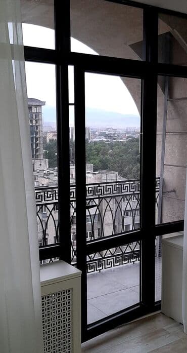 Панорамные раздвижные двери в алюминиевом профиле с выходом на балкон at lalafo.kg Панорамные раздвижные двери в алюминиевом профиле с выходом на балкон