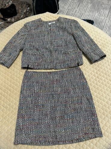 Женский костюм из букле: жакет + юбка - Материал: плотное фактурное at lalafo.kg Женский костюм из букле: жакет + юбка - Материал: плотное фактурное