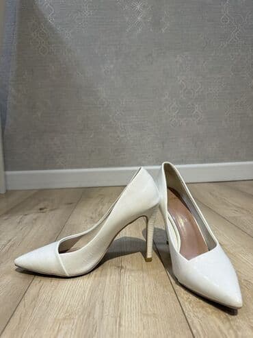 Туфли-лодочки на шпильке, белые, с тиснением под кроко. - Формат at lalafo.kg Туфли-лодочки на шпильке, белые, с тиснением под кроко. - Формат