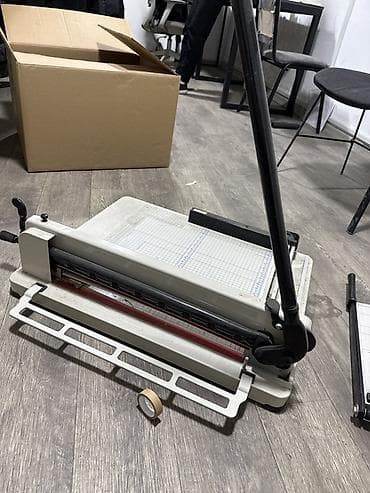 Басма үчүн жабдуулар: Резак для бумаги (гильотинный + роликовая платформа) Комплект lalafo.kg да — 1 Басма үчүн жабдуулар: Резак для бумаги (гильотинный + роликовая платформа) Комплект — 1