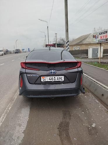 Toyota Prius: 2017 г., 1.8 л, Гибрид, Лифтбек at lalafo.kg Toyota Prius: 2017 г., 1.8 л, Гибрид, Лифтбек