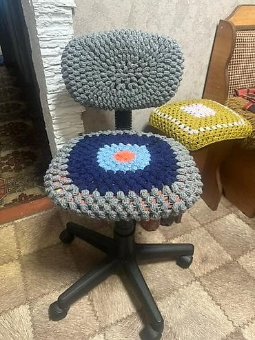 Вязаные чехлы на стулья/табуреты - Набор ярких вязаных чехлов для at lalafo.kg Вязаные чехлы на стулья/табуреты - Набор ярких вязаных чехлов для