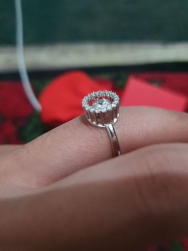 Комплект украшений: кольцо и серьги из белого металла с центральными at lalafo.kg Комплект украшений: кольцо и серьги из белого металла с центральными