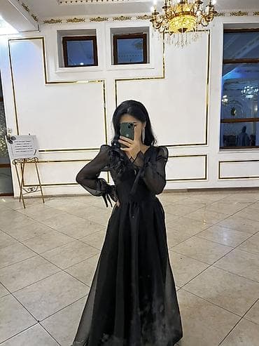 Элегантное черное вечернее платье в пол. - Силуэт: приталенный верх и at lalafo.kg Элегантное черное вечернее платье в пол. - Силуэт: приталенный верх и