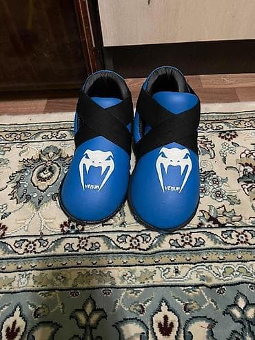 Защитные футы Venum для кикбоксинга/таэквондо (пара), синие. - at lalafo.kg Защитные футы Venum для кикбоксинга/таэквондо (пара), синие. -