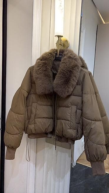 Укороченный пуховик с объемным меховым воротником. - Цвет: теплый at lalafo.kg Укороченный пуховик с объемным меховым воротником. - Цвет: теплый