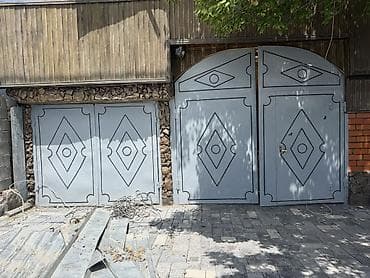 Металлические распашные ворота и калитка с декоративным узором at lalafo.kg Металлические распашные ворота и калитка с декоративным узором