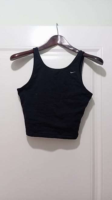 Топ Nike спортивный, укороченный, черный. - Классический крой с at lalafo.kg Топ Nike спортивный, укороченный, черный. - Классический крой с