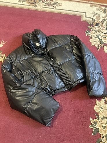 Утеплённая укороченная куртка-пуховик из эко-кожи, черного цвета at lalafo.kg Утеплённая укороченная куртка-пуховик из эко-кожи, черного цвета