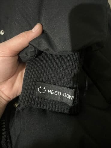 Тёплая чёрная зимняя куртка-пуховик с капюшоном. Особенности: - at lalafo.kg Тёплая чёрная зимняя куртка-пуховик с капюшоном. Особенности: -