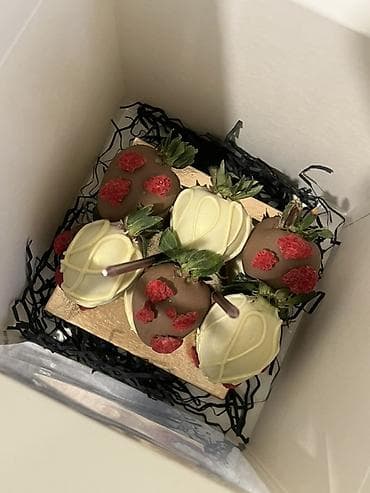 Набор клубники в шоколаде в подарочной коробке. - Крупные свежие at lalafo.kg Набор клубники в шоколаде в подарочной коробке. - Крупные свежие