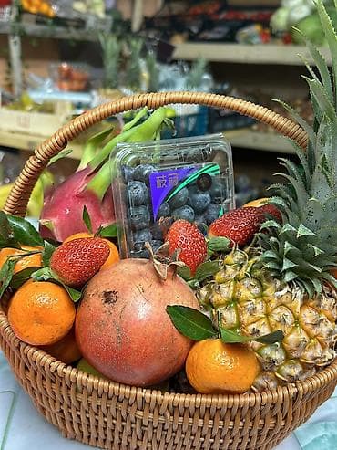 Фруктовый бокс в плетёной корзине Состав на фото: - Ананас - Драконий at lalafo.kg Фруктовый бокс в плетёной корзине Состав на фото: - Ананас - Драконий