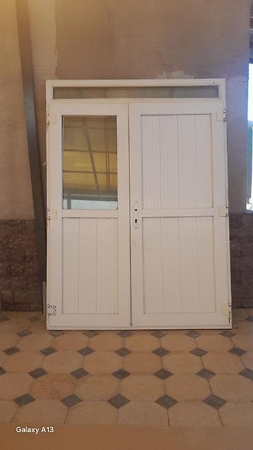Пластиковая дверь, Б/у, Со стеклом at lalafo.kg Пластиковая дверь, Б/у, Со стеклом