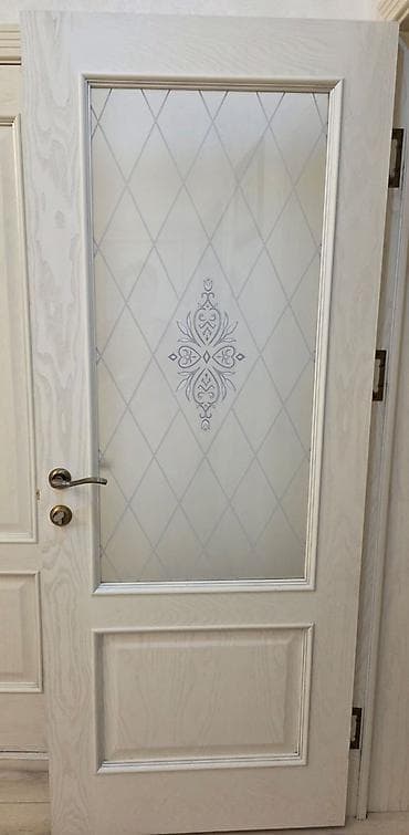 Межкомнатные двери в классическом стиле, цвет светлый дуб/слоновая at lalafo.kg Межкомнатные двери в классическом стиле, цвет светлый дуб/слоновая