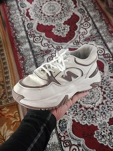 Кроссовкалар, 40, New Balance, Колдонулган, түсү - Саргыч боз, Өзү алып кетүү lalafo.kg да — 1 Кроссовкалар, 40, New Balance, Колдонулган, түсү - Саргыч боз, Өзү алып кетүү — 1