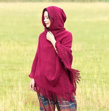 Накидка‑пончо с капюшоном, бордово‑красного цвета. - Фасон: свободное at lalafo.kg Накидка‑пончо с капюшоном, бордово‑красного цвета. - Фасон: свободное