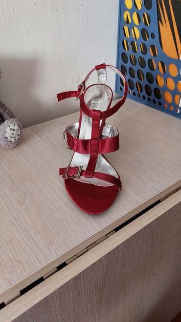 Продаю новые босоножки, на узкую ножку. Размер 36-37, надо мерить at lalafo.kg Продаю новые босоножки, на узкую ножку. Размер 36-37, надо мерить
